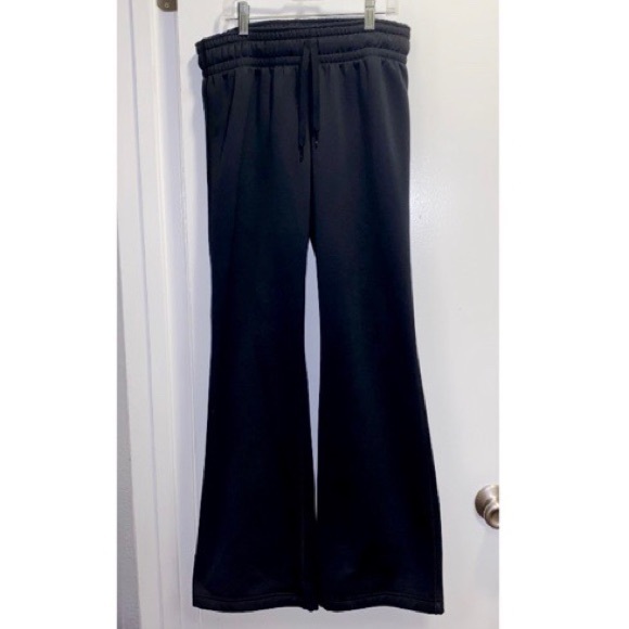 𝐁𝐋𝐀𝐂𝐊 𝐔𝐍𝐃𝐄𝐑 𝐀𝐑𝐌𝐎𝐔𝐑 𝐏𝐀𝐍𝐓𝐒 - Picture 3 of 4